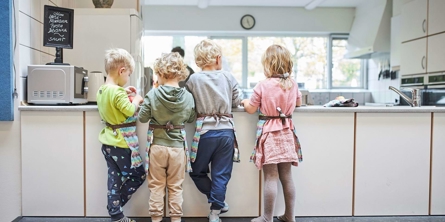 Børnene hjælper i køkkenet