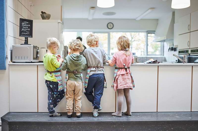 Børnene hjælper i køkkenet