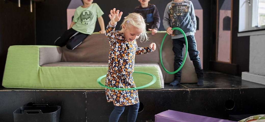 pigen viser hvordan man bruger hula-hop